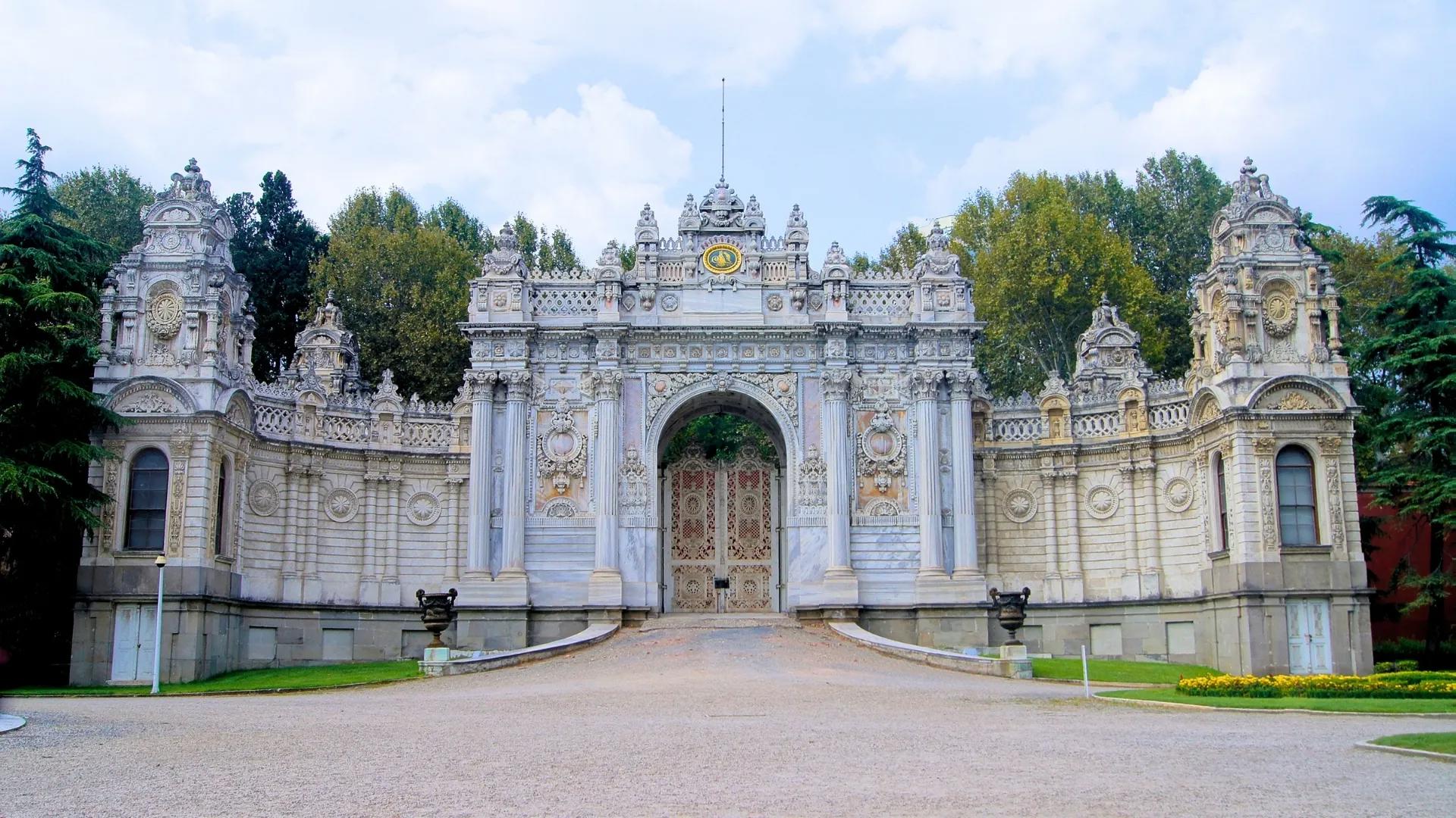 Discover the ornate entrance of Dolmabahce Palace on a guided Istanbul history and culture tour.