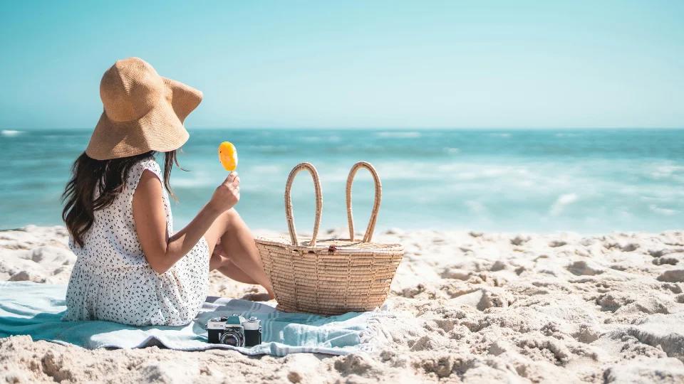 traveler on the beach (5)